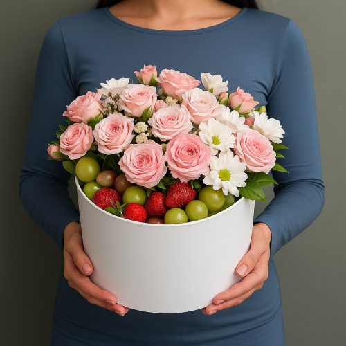 Цветы в коробке «Фруктовое настроение с розами»