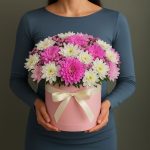 Коробки с белыми цветами